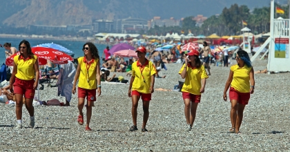 ONLARI GÖREN ERKEKLER, BOĞULMA NUMARASI YAPIYOR