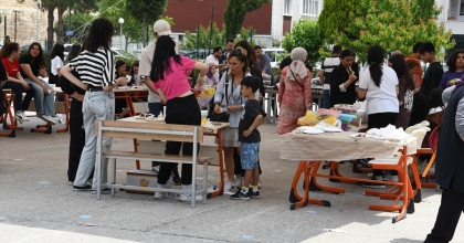 LİSELİLER DEPREMZEDE YAŞITLARI İÇİN EL ELE VERDİ