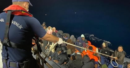 YUNANİSTAN'IN GERİ İTTİĞİ 48 DÜZENSİZ GÖÇMEN KURTARILDI  