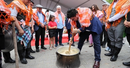 BAŞKANLAR KEŞKEK DÖVDÜ