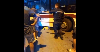   İZMİR'DE 25 YAŞINDAKİ GENÇ OTOBÜSÜN ALTINDA KALDI