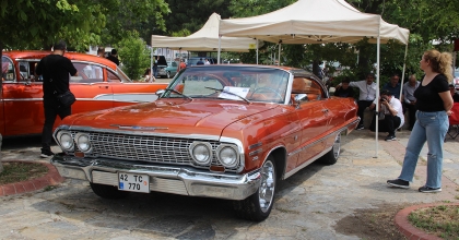 KLASİK OTOMOBİL TUTKUNLARI İZMİR'DE BULUŞTU  