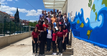 JANDARMA ÇEVRE TİMİ, ÖĞRENCİLERLE OKUL DUVARI BOYADI