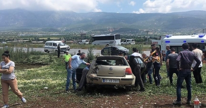 TAKLA ATAN OTOMOBİL TARLADA DURABİLDİ