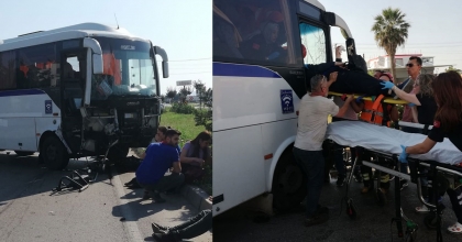 SERVİS OTOBÜSÜ TRAKTÖRLE ÇARPIŞTI