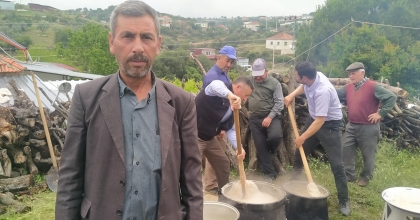 EMEKLİ OLDU, KÖYLÜLERİNE KEŞKEK İKRAM ETTİ