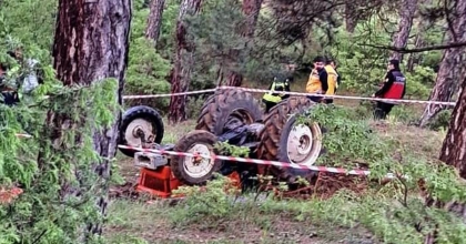 DEVRİLEN TRAKTÖRÜN SÜRÜCÜSÜ HAYATINI KAYBETTİ