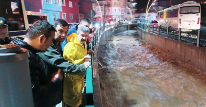 UŞAK’TA SAĞANAK YAĞMURA TESLİM OLDU