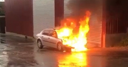 PARK HÂLİNDEKİ ARAÇ ALEV ALEV YANDI  