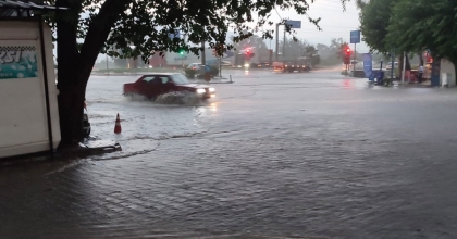 YAZIN ORTASINDAKİ SAĞANAK YAĞIŞ HAYATI FELÇ ETTİ