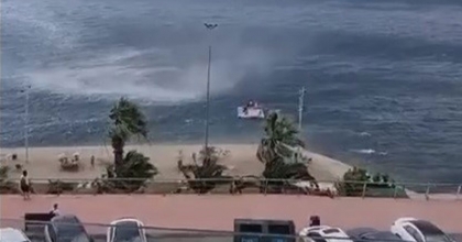 DENİZDEN GELEN HORTUM TATİLCİLERE ZOR ANLAR YAŞATTI