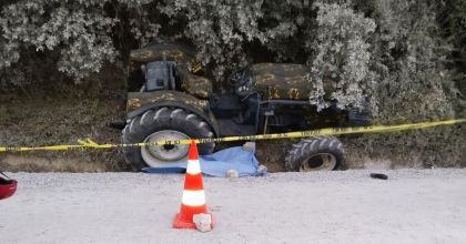 TRAKTÖR DEVRİLDİ! KADIN YOLCU HAYATINI KAYBETTİ