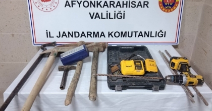 ŞARJLI VİDALAMA İLE DEFİNE ARAYAN 3 KİŞİYİ JANDARMA YAKALADI  