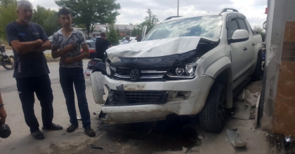 USTA VE ÇIRAKLAR KAZADA SAVRULUP DÜKKANA DALAN ARAÇTAN CANLARINI ZOR KURTARDI  