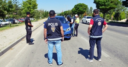 AFYONKARAHİSAR'DA DÜZENSİZ GÖÇMEN DENETİMİ