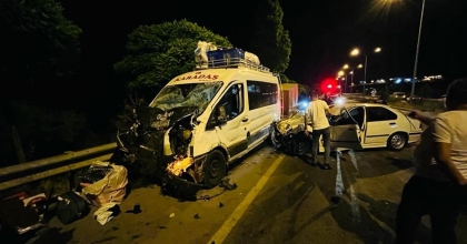 AFYONKARAHİSAR'DA MİNİBÜS KAZASI: 1 ÖLÜ 6 YARALI