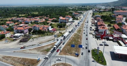 AFYONKARAHİSAR-KONYA KARAYOLUNDA TATİLCİLERİN DÖNÜŞ YOĞUNLUĞU BAŞLADI