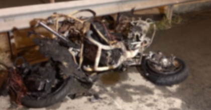 AKHİSAR'DA BARİYERLERE ÇARPAN MOTOSİKLET SÜRÜCÜSÜ HAYATINI KAYBETTİ