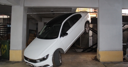 OTOMOBİL, ASANSÖRLÜ OTOPARKA SIKIŞTI