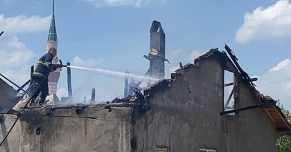 YANGIN MÜSTAKİL EVİ KULLANILAMAZ HALE GETİRDİ