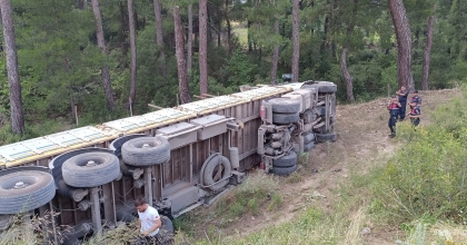 FRENİ BOŞALIP DEVRİLEN KAMYONUN ALTINDA CAN VERDİ