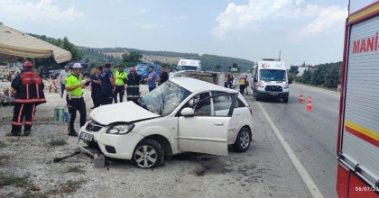 OTOMOBİLLE KAMYONET ÇARPIŞTI! 1 ÖLÜ 3 YARALI