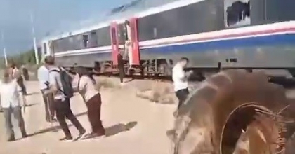 TRAKTÖR TRENLE ÇARPIŞTI! 1'İ AĞIR 4 YARALI