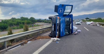 HURDA YÜKLÜ KAMYONET DEVRİLDİ