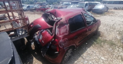 OTOMOBİLİYLE AĞACA ÇARPTI