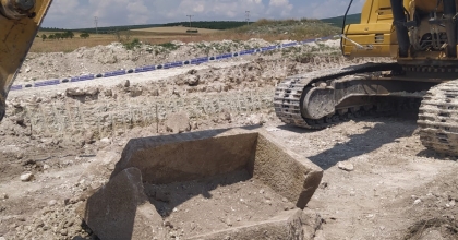 İNŞAAT KAZISINDA TARİHİ LAHİT BULUNDU