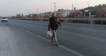 KARAYOLUNDA ÇIPLAK AYAKLA YÜRÜYÜNCE EKİPLERİ HAREKETE GEÇİRDİ