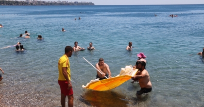 ŞİDDETLİ RÜZGAR TATİLCİLERE ZOR ANLAR YAŞATTI