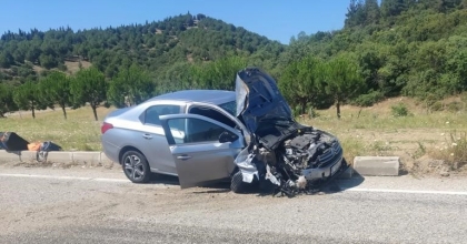 OTOMOBİL TRAKTÖRLE ÇARPIŞTI: 7 YARALI