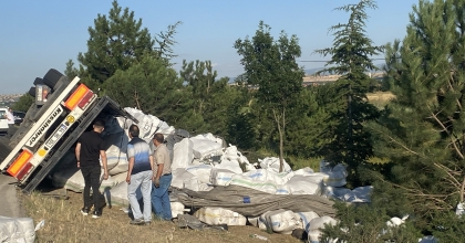 İPLİK YÜKLÜ TIR DEVRİLDİ