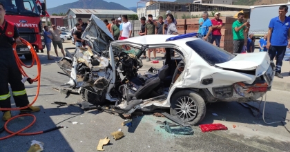 DÖRT ARAÇLI KAZA: 1 ÖLÜ 5 YARALI