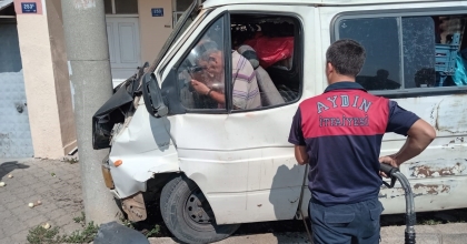 MİNİBÜS AYDINLATMA DİREĞİNE ÇARPTI  