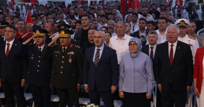 BİNLERCE KİŞİ KONAK MEYDANI'NI DOLDURDU