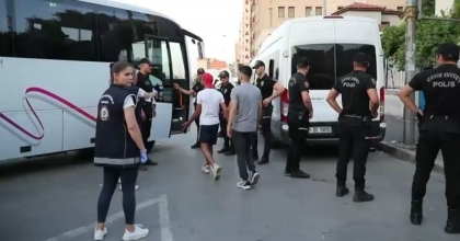 DÜZENSİZ GÖÇMENLERE BİR OPERASYON DAHA: 170 KİŞİ YAKALANDI