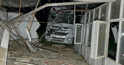 KONTROLDEN ÇIKIP ÖNCE TIRA SONRA PREFABRİK EVE ÇARPTI