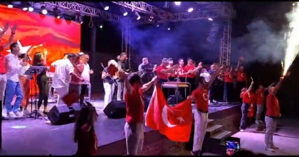 15 TEMMUZ'U TURİSTLERLE KUTLADILAR