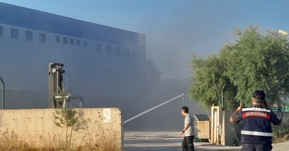 LOJİSTİK FİRMASINDAKİ YANGIN SÜRÜYOR