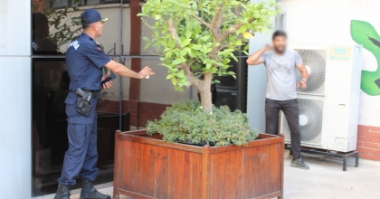 ​​​​​​​BIÇAĞI BOYNUNA DAYADI, NE POLİSE NE DE JANDARMAYA GÜVENDİ