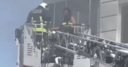 YANGINDA MAHSUR KALAN KADINI İTFAİYE KURTARDI