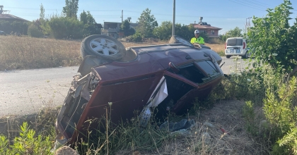 KAZA YAPAN SÜRÜCÜ ARACINI BIRAKIP KAÇTI