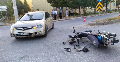 MOTOSİKLET OTOMOBİLLE ÇARPIŞTI