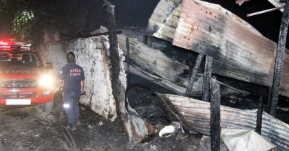 AHIRDAKİ YANGIN EVE SIÇRAMADAN SÖNDÜRÜLDÜ