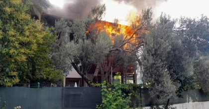 AHŞAP ÇATILI EV ALEV ALEV YANDI