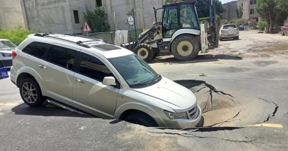 ASFALT YARILDI İÇİNE ARAÇ DÜŞTÜ