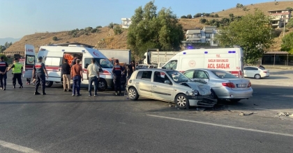 KAVŞAKTA OTOMOBİLLER ÇARPIŞTI: 3 YARALI