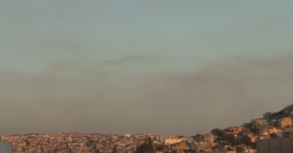 MANİSA’DAKİ YANGININ DUMANI İZMİR’DEN GÖRÜLÜYOR 